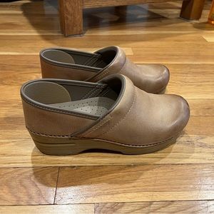 Dansko Professional Honey Distressed Wide
